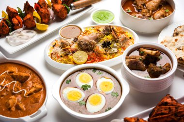 Çeşitli Hint Non Vejetaryen gıda tarifi bir grup servis edilir. Tavuk Köri, Koyun Masala, Anda / yumurta köri, Tereyağı tavuk, biryani, tandır murg, tavuk-tikka ve naan / roti içerir