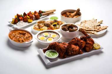 Çeşitli Hint Non Vejetaryen gıda tarifi bir grup servis edilir. Tavuk Köri, Koyun Masala, Anda / yumurta köri, Tereyağı tavuk, biryani, tandır murg, tavuk-tikka ve naan / roti içerir
