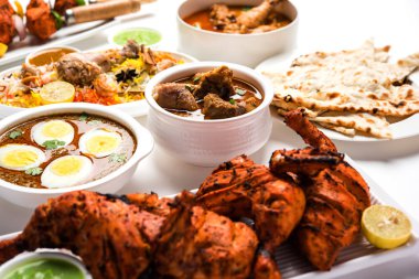 Çeşitli Hint Non Vejetaryen gıda tarifi bir grup servis edilir. Tavuk Köri, Koyun Masala, Anda / yumurta köri, Tereyağı tavuk, biryani, tandır murg, tavuk-tikka ve naan / roti içerir