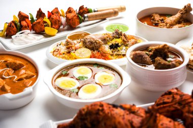Çeşitli Hint Non Vejetaryen gıda tarifi bir grup servis edilir. Tavuk Köri, Koyun Masala, Anda / yumurta köri, Tereyağı tavuk, biryani, tandır murg, tavuk-tikka ve naan / roti içerir