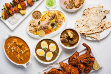 Çeşitli Hint Non Vejetaryen gıda tarifi bir grup servis edilir. Tavuk Köri, Koyun Masala, Anda / yumurta köri, Tereyağı tavuk, biryani, tandır murg, tavuk-tikka ve naan / roti içerir