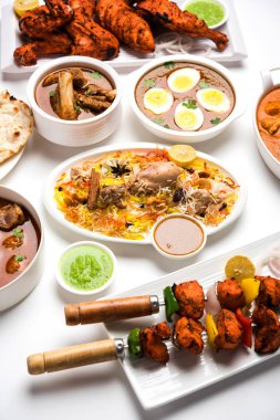 Çeşitli Hint Non Vejetaryen gıda tarifi bir grup servis edilir. Tavuk Köri, Koyun Masala, Anda / yumurta köri, Tereyağı tavuk, biryani, tandır murg, tavuk-tikka ve naan / roti içerir