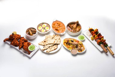Çeşitli Hint Non Vejetaryen gıda tarifi bir grup servis edilir. Tavuk Köri, Koyun Masala, Anda / yumurta köri, Tereyağı tavuk, biryani, tandır murg, tavuk-tikka ve naan / roti içerir