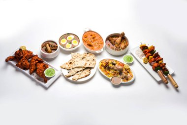 Çeşitli Hint Non Vejetaryen gıda tarifi bir grup servis edilir. Tavuk Köri, Koyun Masala, Anda / yumurta köri, Tereyağı tavuk, biryani, tandır murg, tavuk-tikka ve naan / roti içerir