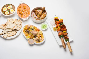 Çeşitli Hint Non Vejetaryen gıda tarifi bir grup servis edilir. Tavuk Köri, Koyun Masala, Anda / yumurta köri, Tereyağı tavuk, biryani, tandır murg, tavuk-tikka ve naan / roti içerir
