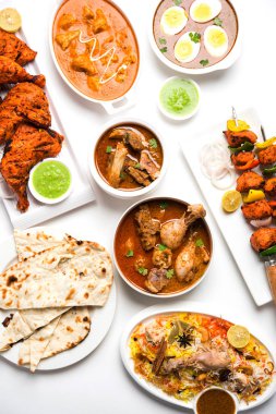 Çeşitli Hint Non Vejetaryen gıda tarifi bir grup servis edilir. Tavuk Köri, Koyun Masala, Anda / yumurta köri, Tereyağı tavuk, biryani, tandır murg, tavuk-tikka ve naan / roti içerir