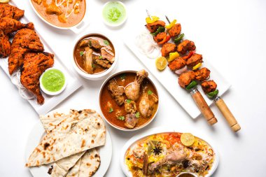 Çeşitli Hint Non Vejetaryen gıda tarifi bir grup servis edilir. Tavuk Köri, Koyun Masala, Anda / yumurta köri, Tereyağı tavuk, biryani, tandır murg, tavuk-tikka ve naan / roti içerir