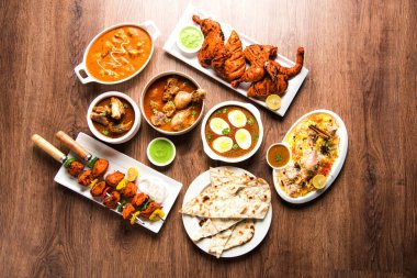 Çeşitli Hint Non Vejetaryen gıda tarifi bir grup servis edilir. Tavuk Köri, Koyun Masala, Anda / yumurta köri, Tereyağı tavuk, biryani, tandır murg, tavuk-tikka ve naan / roti içerir