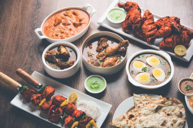 Çeşitli Hint Non Vejetaryen gıda tarifi bir grup servis edilir. Tavuk Köri, Koyun Masala, Anda / yumurta köri, Tereyağı tavuk, biryani, tandır murg, tavuk-tikka ve naan / roti içerir