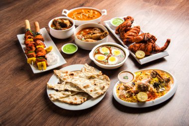 Çeşitli Hint Non Vejetaryen gıda tarifi bir grup servis edilir. Tavuk Köri, Koyun Masala, Anda / yumurta köri, Tereyağı tavuk, biryani, tandır murg, tavuk-tikka ve naan / roti içerir