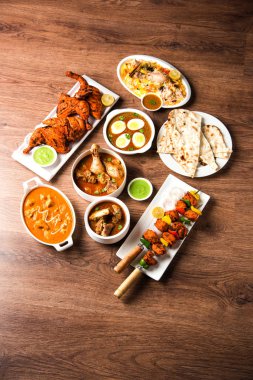 Çeşitli Hint Non Vejetaryen gıda tarifi bir grup servis edilir. Tavuk Köri, Koyun Masala, Anda / yumurta köri, Tereyağı tavuk, biryani, tandır murg, tavuk-tikka ve naan / roti içerir