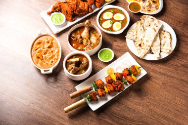 Çeşitli Hint Non Vejetaryen gıda tarifi bir grup servis edilir. Tavuk Köri, Koyun Masala, Anda / yumurta köri, Tereyağı tavuk, biryani, tandır murg, tavuk-tikka ve naan / roti içerir