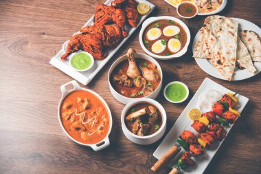 Çeşitli Hint Non Vejetaryen gıda tarifi bir grup servis edilir. Tavuk Köri, Koyun Masala, Anda / yumurta köri, Tereyağı tavuk, biryani, tandır murg, tavuk-tikka ve naan / roti içerir