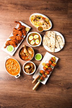 Çeşitli Hint Non Vejetaryen gıda tarifi bir grup servis edilir. Tavuk Köri, Koyun Masala, Anda / yumurta köri, Tereyağı tavuk, biryani, tandır murg, tavuk-tikka ve naan / roti içerir