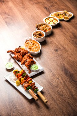 Çeşitli Hint Non Vejetaryen gıda tarifi bir grup servis edilir. Tavuk Köri, Koyun Masala, Anda / yumurta köri, Tereyağı tavuk, biryani, tandır murg, tavuk-tikka ve naan / roti içerir