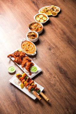 Çeşitli Hint Non Vejetaryen gıda tarifi bir grup servis edilir. Tavuk Köri, Koyun Masala, Anda / yumurta köri, Tereyağı tavuk, biryani, tandır murg, tavuk-tikka ve naan / roti içerir