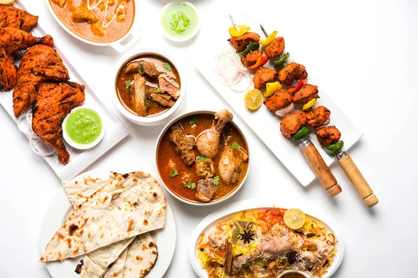 Çeşitli Hint Non Vejetaryen gıda tarifi bir grup servis edilir. Tavuk Köri, Koyun Masala, Anda / yumurta köri, Tereyağı tavuk, biryani, tandır murg, tavuk-tikka ve naan / roti içerir