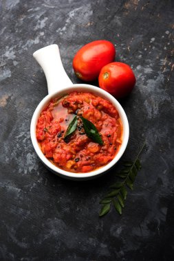 Domates / tamatar chutney veya sos, bir kase de servis edilir. seçici odaklama