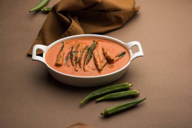 Haydarabad bhindi ka Salan veya Bamya salan bayan parmakları veya ochro kullanılarak yapılan. Hindistan'dan ana yemek tarifi. bir kase de servis edilir. seçici odaklama