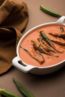 Haydarabad bhindi ka Salan veya Bamya salan bayan parmakları veya ochro kullanılarak yapılan. Hindistan'dan ana yemek tarifi. bir kase de servis edilir. seçici odaklama