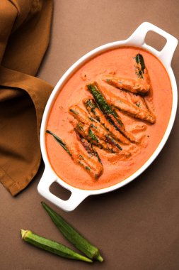 Haydarabad bhindi ka Salan veya Bamya salan bayan parmakları veya ochro kullanılarak yapılan. Hindistan'dan ana yemek tarifi. bir kase de servis edilir. seçici odaklama