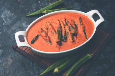 Haydarabad bhindi ka Salan veya Bamya salan bayan parmakları veya ochro kullanılarak yapılan. Hindistan'dan ana yemek tarifi. bir kase de servis edilir. seçici odaklama