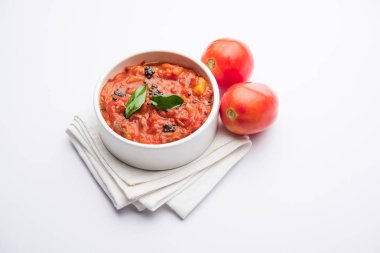 Domates / tamatar chutney veya sos, bir kase de servis edilir. seçici odaklama