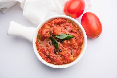 Domates / tamatar chutney veya sos, bir kase de servis edilir. seçici odaklama