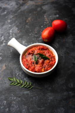 Domates / tamatar chutney veya sos, bir kase de servis edilir. seçici odaklama