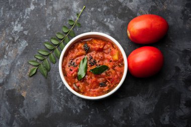 Domates / tamatar chutney veya sos, bir kase de servis edilir. seçici odaklama