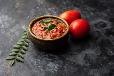 Domates / tamatar chutney veya sos, bir kase de servis edilir. seçici odaklama