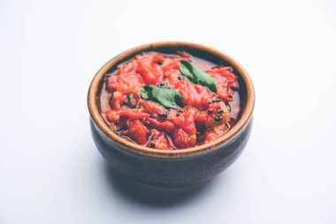 Domates / tamatar chutney veya sos, bir kase de servis edilir. seçici odaklama