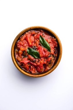 Domates / tamatar chutney veya sos, bir kase de servis edilir. seçici odaklama