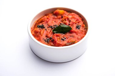 Domates / tamatar chutney veya sos, bir kase de servis edilir. seçici odaklama