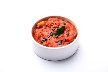 Domates / tamatar chutney veya sos, bir kase de servis edilir. seçici odaklama