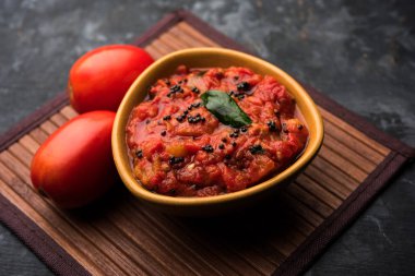 Domates / tamatar chutney veya sos, bir kase de servis edilir. seçici odaklama