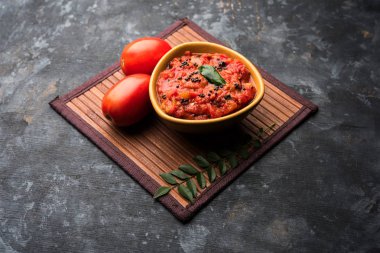 Domates / tamatar chutney veya sos, bir kase de servis edilir. seçici odaklama