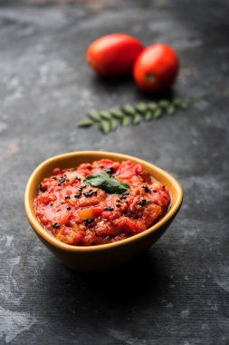 Domates / tamatar chutney veya sos, bir kase de servis edilir. seçici odaklama