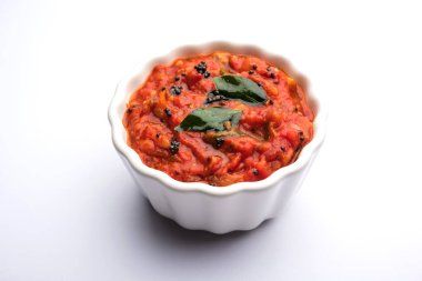 Domates / tamatar chutney veya sos, bir kase de servis edilir. seçici odaklama