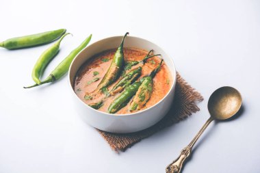 Haydarabadmir mirch / mirchi ka Salan veya yeşil soğuk sabzi veya köri. Hindistan'dan ana yemek tarifi. bir kase de servis edilir. seçici odaklama