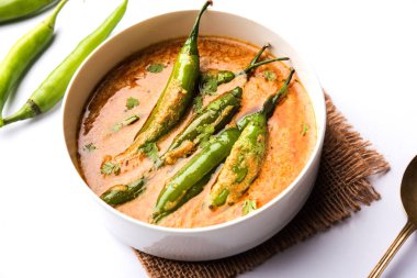 Haydarabadmir mirch / mirchi ka Salan veya yeşil soğuk sabzi veya köri. Hindistan'dan ana yemek tarifi. bir kase de servis edilir. seçici odaklama