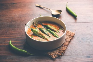 Haydarabadmir mirch / mirchi ka Salan veya yeşil soğuk sabzi veya köri. Hindistan'dan ana yemek tarifi. bir kase de servis edilir. seçici odaklama