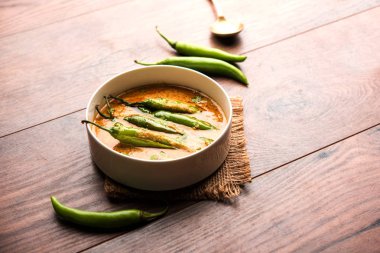 Haydarabadmir mirch / mirchi ka Salan veya yeşil soğuk sabzi veya köri. Hindistan'dan ana yemek tarifi. bir kase de servis edilir. seçici odaklama