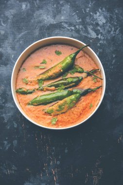 Haydarabadmir mirch / mirchi ka Salan veya yeşil soğuk sabzi veya köri. Hindistan'dan ana yemek tarifi. bir kase de servis edilir. seçici odaklama