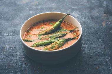 Haydarabadmir mirch / mirchi ka Salan veya yeşil soğuk sabzi veya köri. Hindistan'dan ana yemek tarifi. bir kase de servis edilir. seçici odaklama