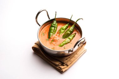 Haydarabadmir mirch / mirchi ka Salan veya yeşil soğuk sabzi veya köri. Hindistan'dan ana yemek tarifi. bir kase de servis edilir. seçici odaklama