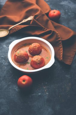 Domates Salan veya Tamatar sabzi veya köri. Hindistan'dan ana yemek tarifi. bir kase de servis edilir. seçici odaklama