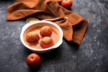 Domates Salan veya Tamatar sabzi veya köri. Hindistan'dan ana yemek tarifi. bir kase de servis edilir. seçici odaklama