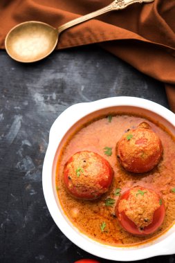 Domates Salan veya Tamatar sabzi veya köri. Hindistan'dan ana yemek tarifi. bir kase de servis edilir. seçici odaklama