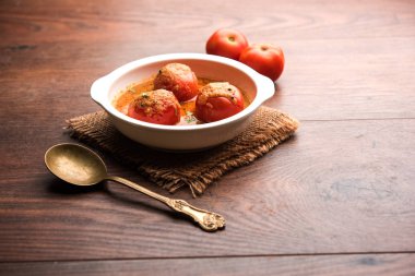 Domates Salan veya Tamatar sabzi veya köri. Hindistan'dan ana yemek tarifi. bir kase de servis edilir. seçici odaklama